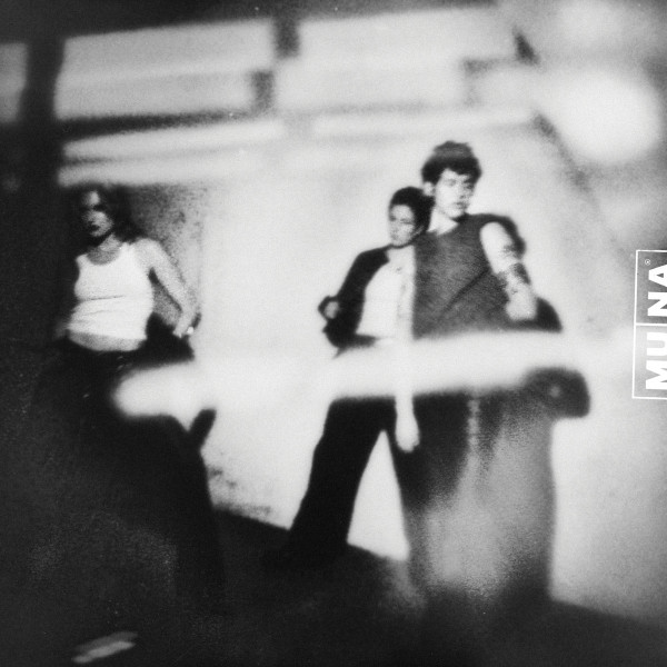 Muna – Dancing On The Wall